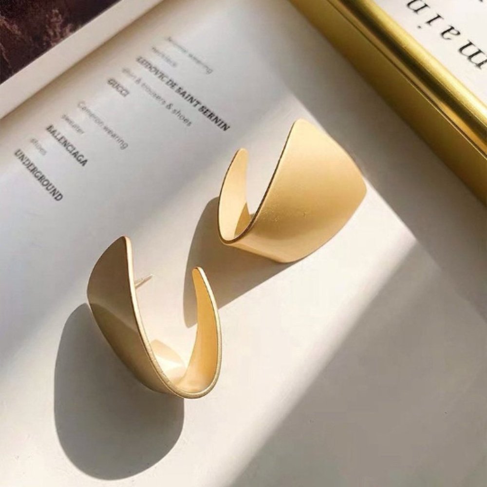 Gold Curled Stud Earrings